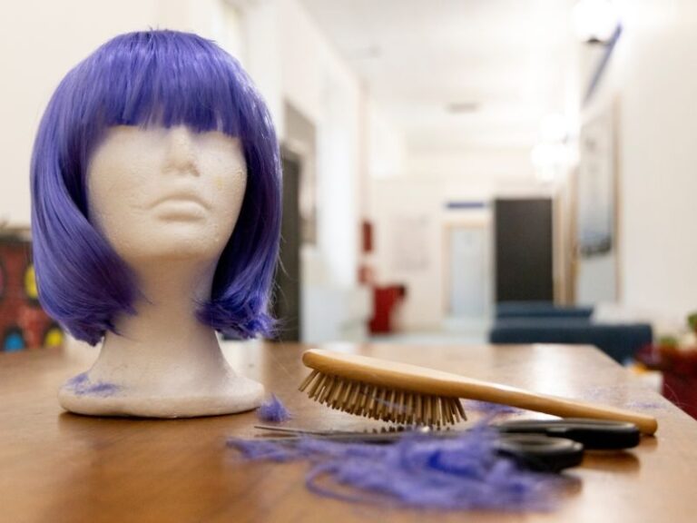 Peruka z grzebieniem na stole