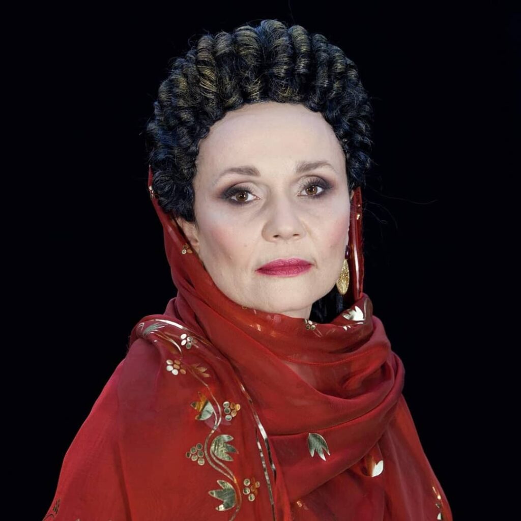 Prezentacja peruki na modelce spektaklu