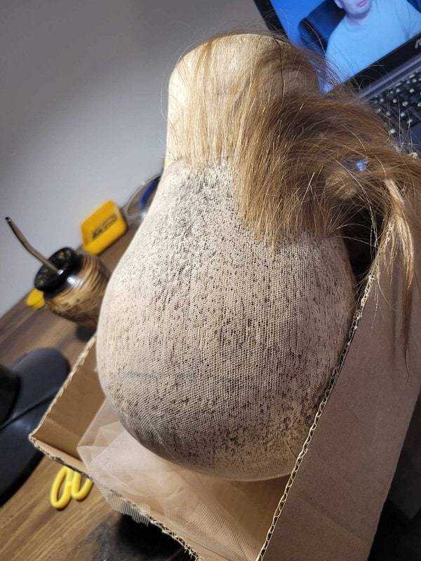 Peruka w trakcie tkania ręcznego