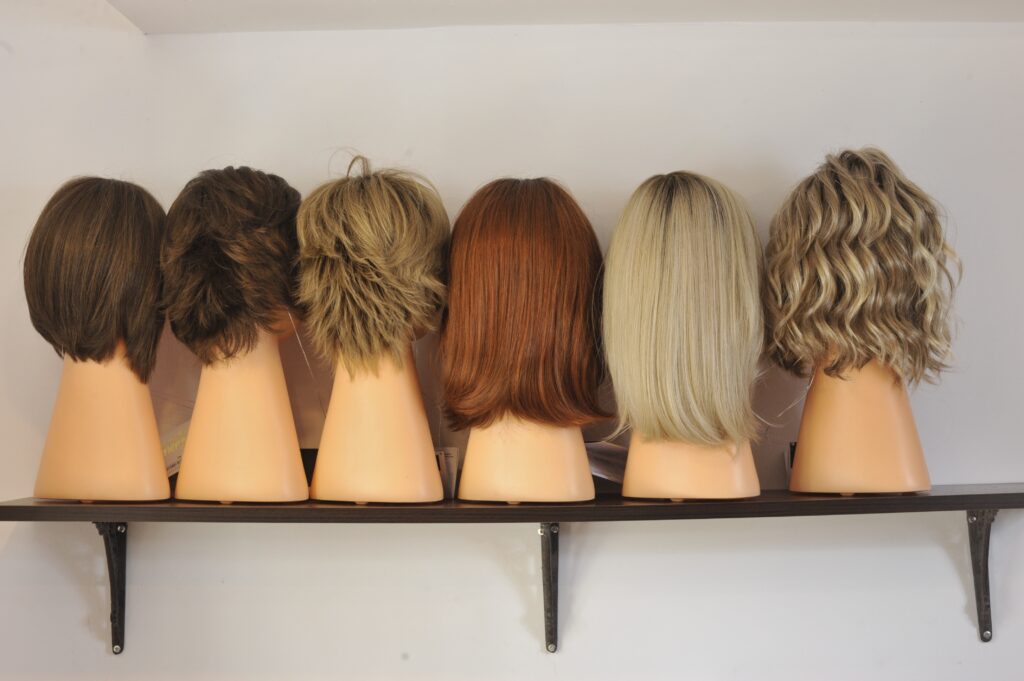 Peruki na półce